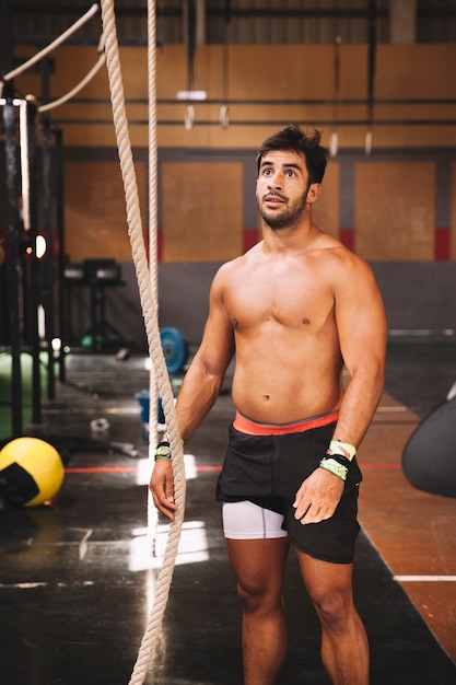 Photo gratuite homme debout dans la salle de gym