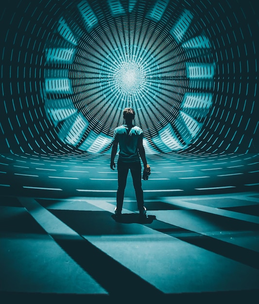 Homme debout devant une projection lumineuse symétrique