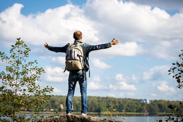 Homme debout sur une herbe verte dans la montagne