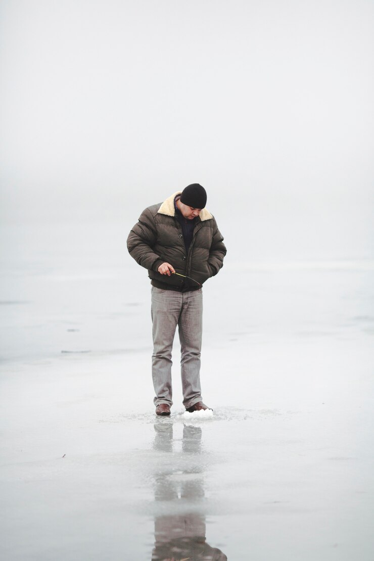 Photo gratuit homme debout sur la pêche sur le lac gelé
