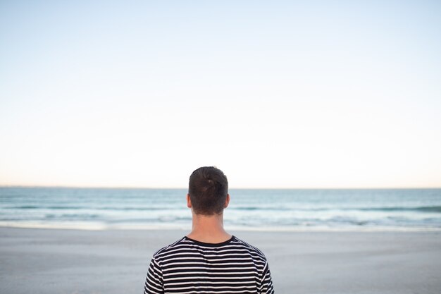 Homme debout sur la plage