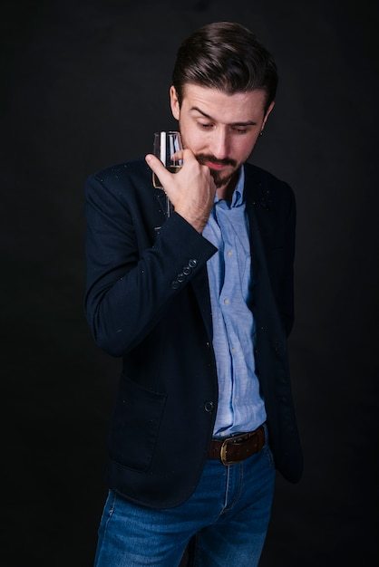 Homme debout avec un verre de champagne à la main