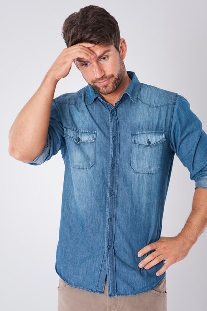 homme déçu portant une chemise en jean