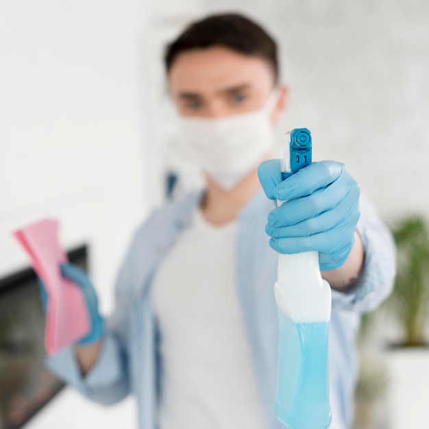 Homme défocalisé avec masque facial tenant des ablutions