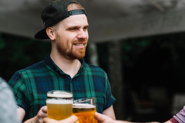 Homme dégustant une boisson alcoolisée avec ses amis