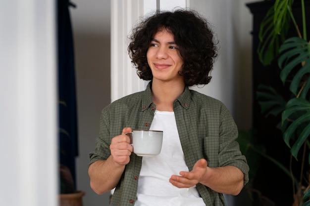 Photo gratuite homme dégustant une tasse de thé matcha