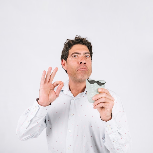 Homme avec une délicieuse boisson chaude