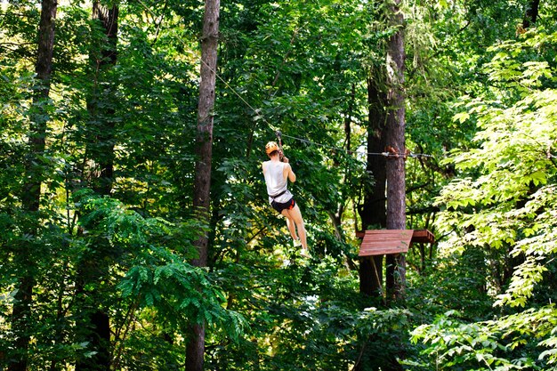 L&#39;homme descend sur la corde dans un parc de divertissement