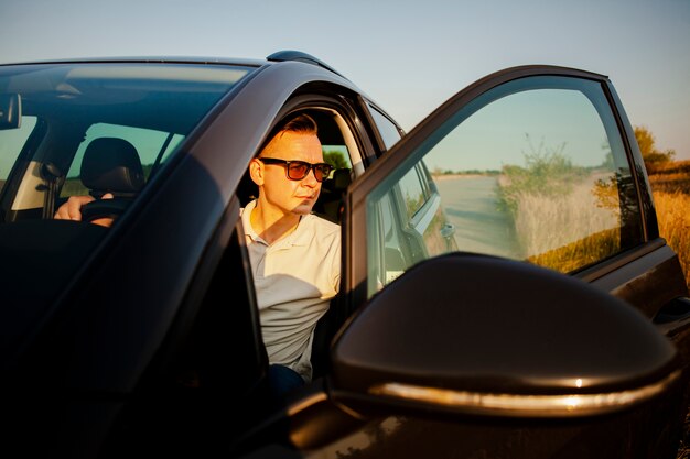 Homme descendant de la voiture