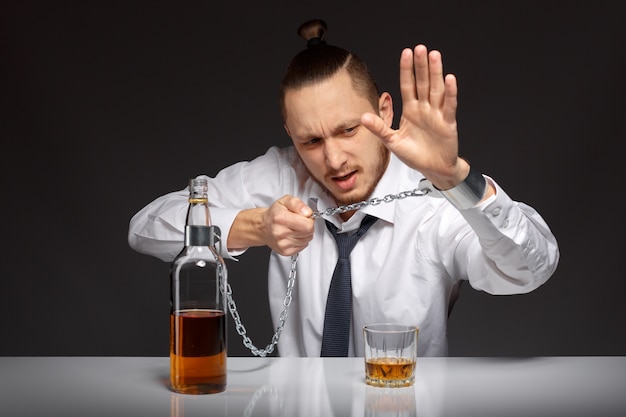 Photo gratuite l'homme désespéré avec des problèmes d'alcool