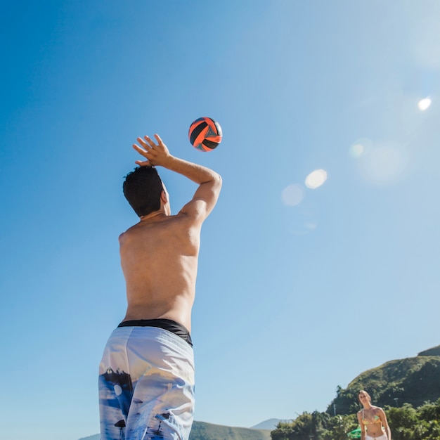 Homme desservant le volleyball