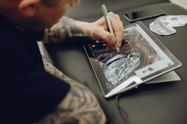 Homme dessinant le croquis dans une tablette