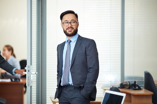 homme détendu dans le bureau