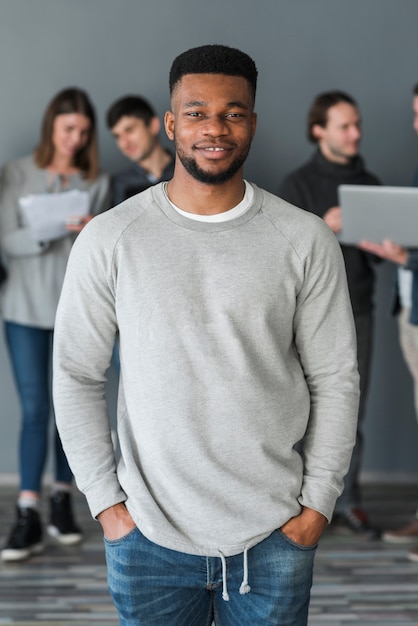 Homme devant groupe