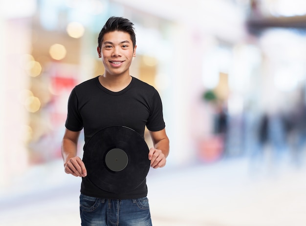 L&#39;homme avec un disque vinyle