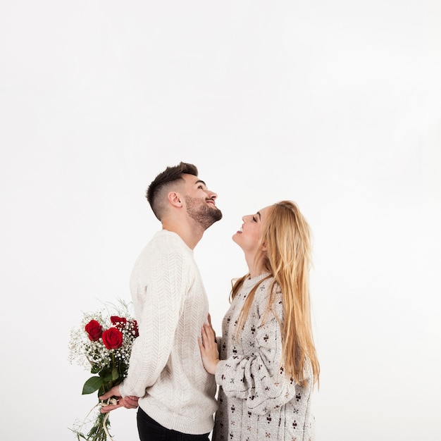 Homme, dissimulation, rose, bouquet, femme