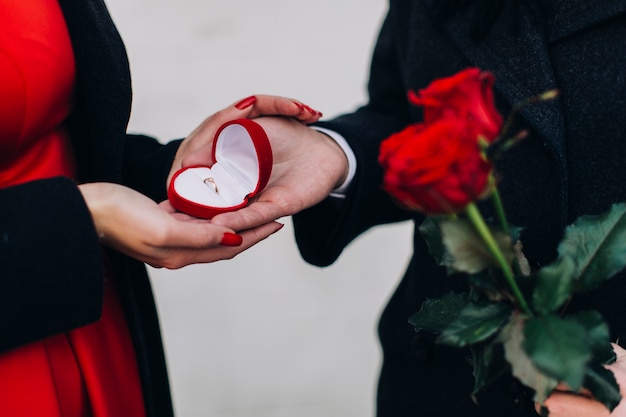 Homme donnant une bague de fiançailles à une fille