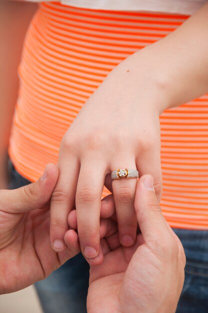 Un homme donnant une bague de mariage à une femme. Concept de proposition de mariage