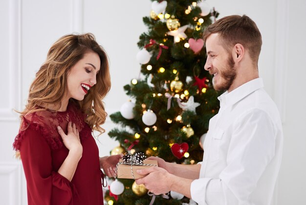 Homme donnant un cadeau à une femme surprise