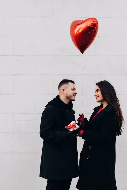 Photo gratuite homme donnant des cadeaux romantiques à la femme