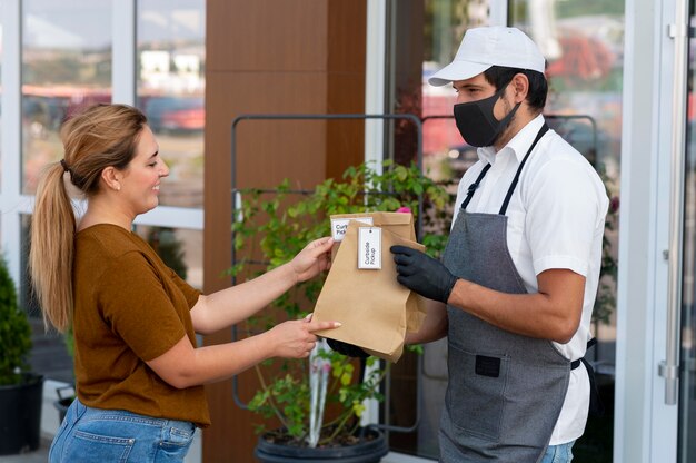 Homme donnant une commande pour un ramassage en bordure de rue