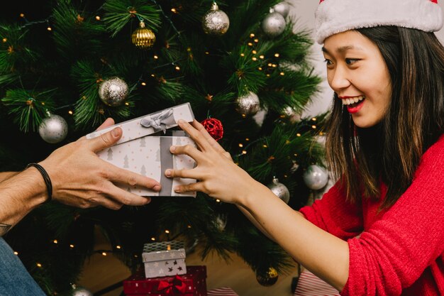 Photo gratuite homme donnant présent à une femme heureuse