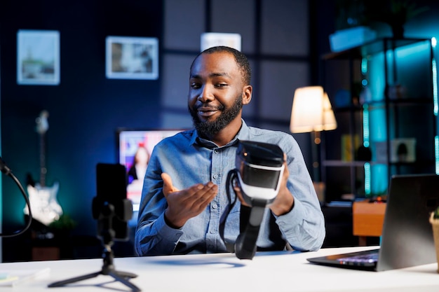 Photo gratuite l'homme donne des commentaires sur les lunettes vr