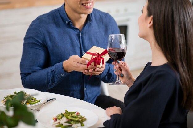 Homme, donner cadeau, à, sien, épouse