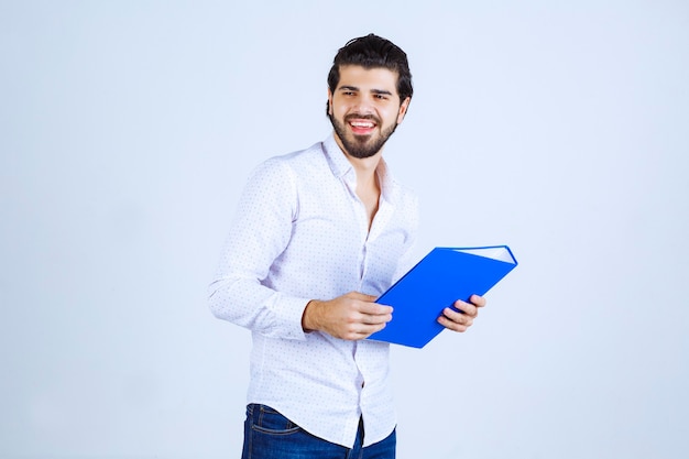 L'homme avec un dossier bleu se sent réussi