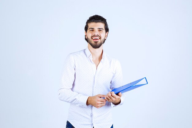 L'homme avec un dossier bleu se sent réussi