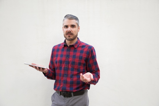 Homme Douteux Avec Tablet Pc Et à La Recherche