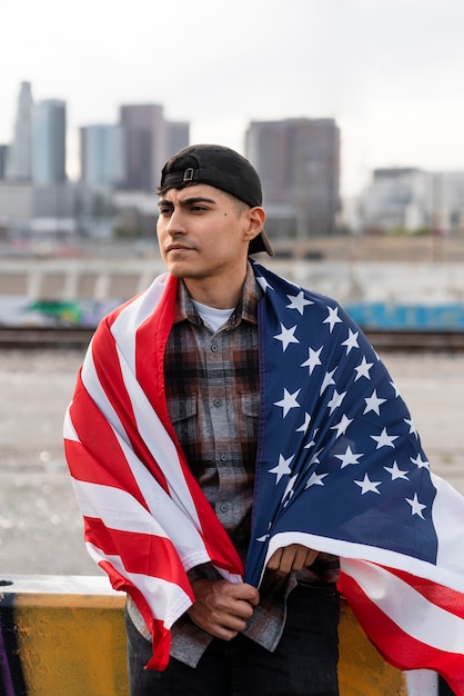 Photo gratuite homme avec le drapeau des etats-unis à côté de la rivière