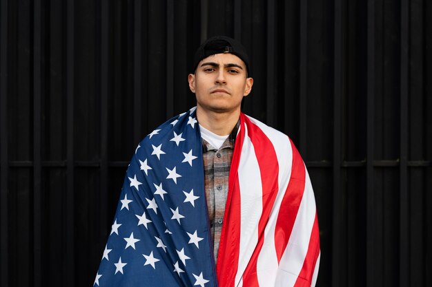 Homme avec le drapeau des Etats-Unis