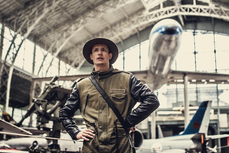 Photo gratuit homme drôle dans le musée des avions.