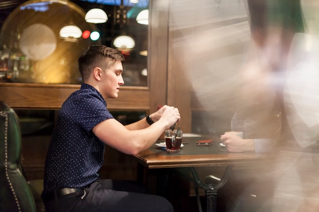 Homme avec du thé au café