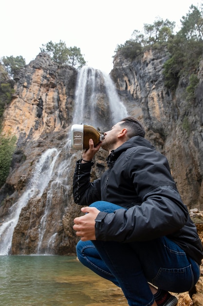 Homme à l'eau potable de la rivière