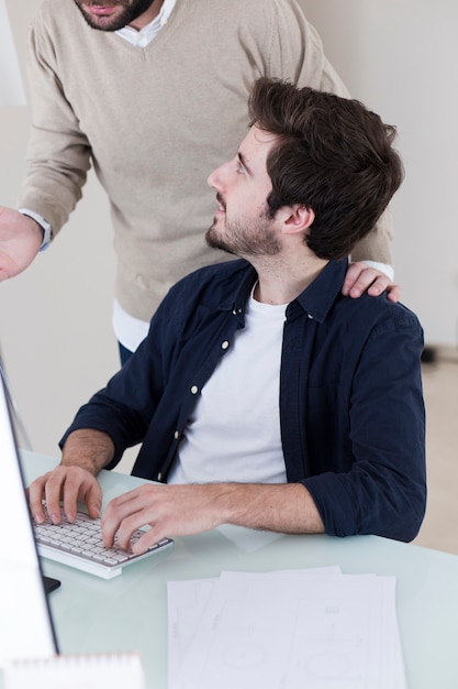 Homme écoutant l'explication collègue