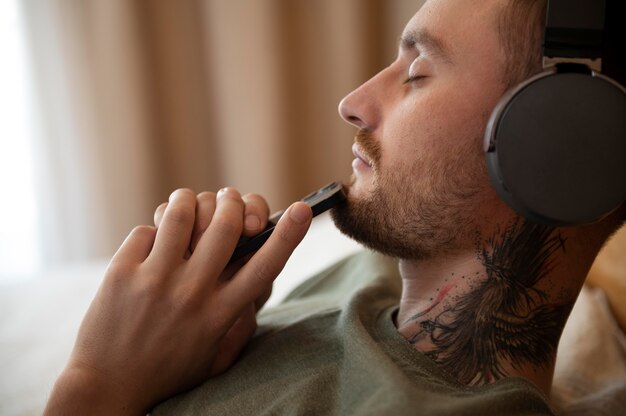 Homme écoutant de la musique au casque pendant son temps libre