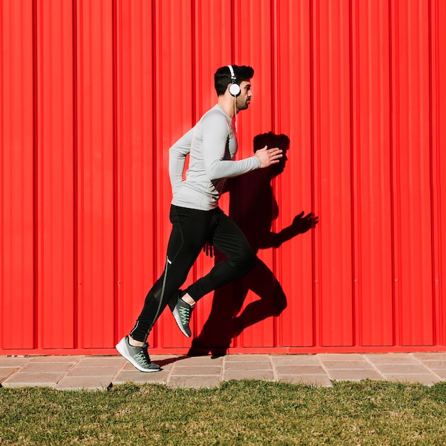 Homme écoutant de la musique et courir