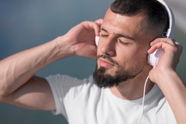 Homme écoutant de la musique les yeux fermés