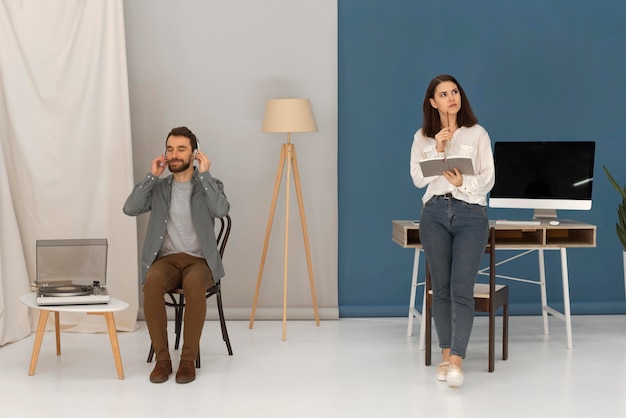 Homme, à, écouteurs, et, femme, lecture