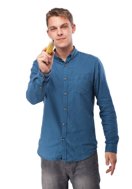 L&#39;homme écrit avec un crayon géant