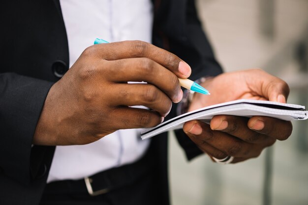 Homme écrivant dans un cahier