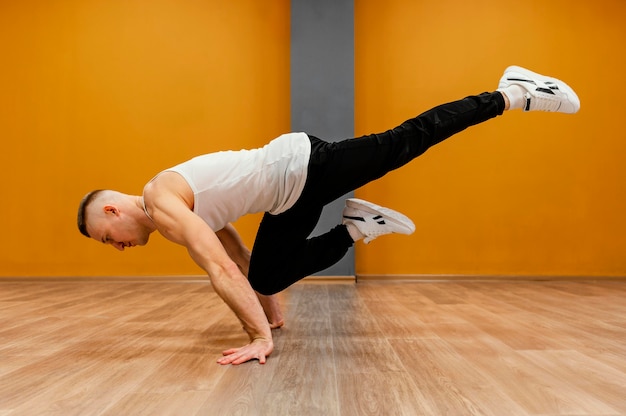 Homme effectuant le breakdance