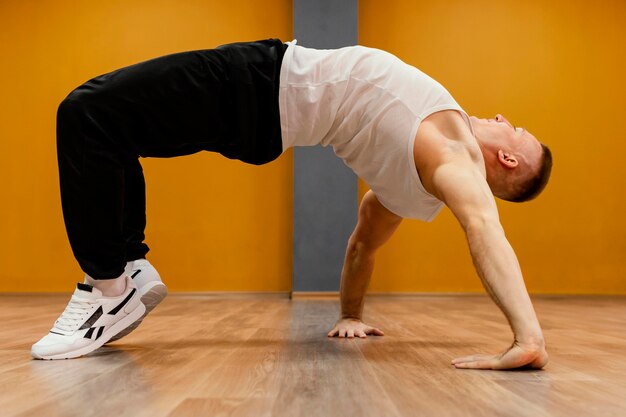 Homme effectuant le breakdance