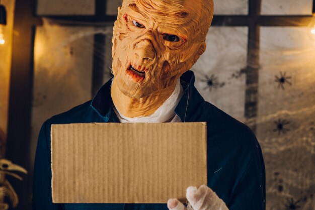 Un homme effronté en costume posant avec une tablette