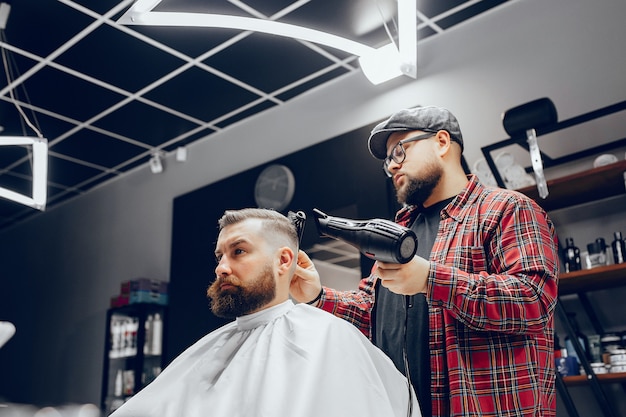 Homme élégant assis dans un salon de coiffure