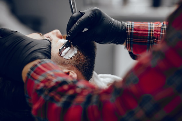 Homme élégant assis dans un salon de coiffure