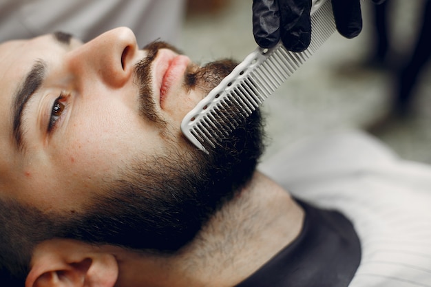 Homme élégant assis dans un salon de coiffure