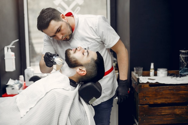 Homme élégant Assis Dans Un Salon De Coiffure